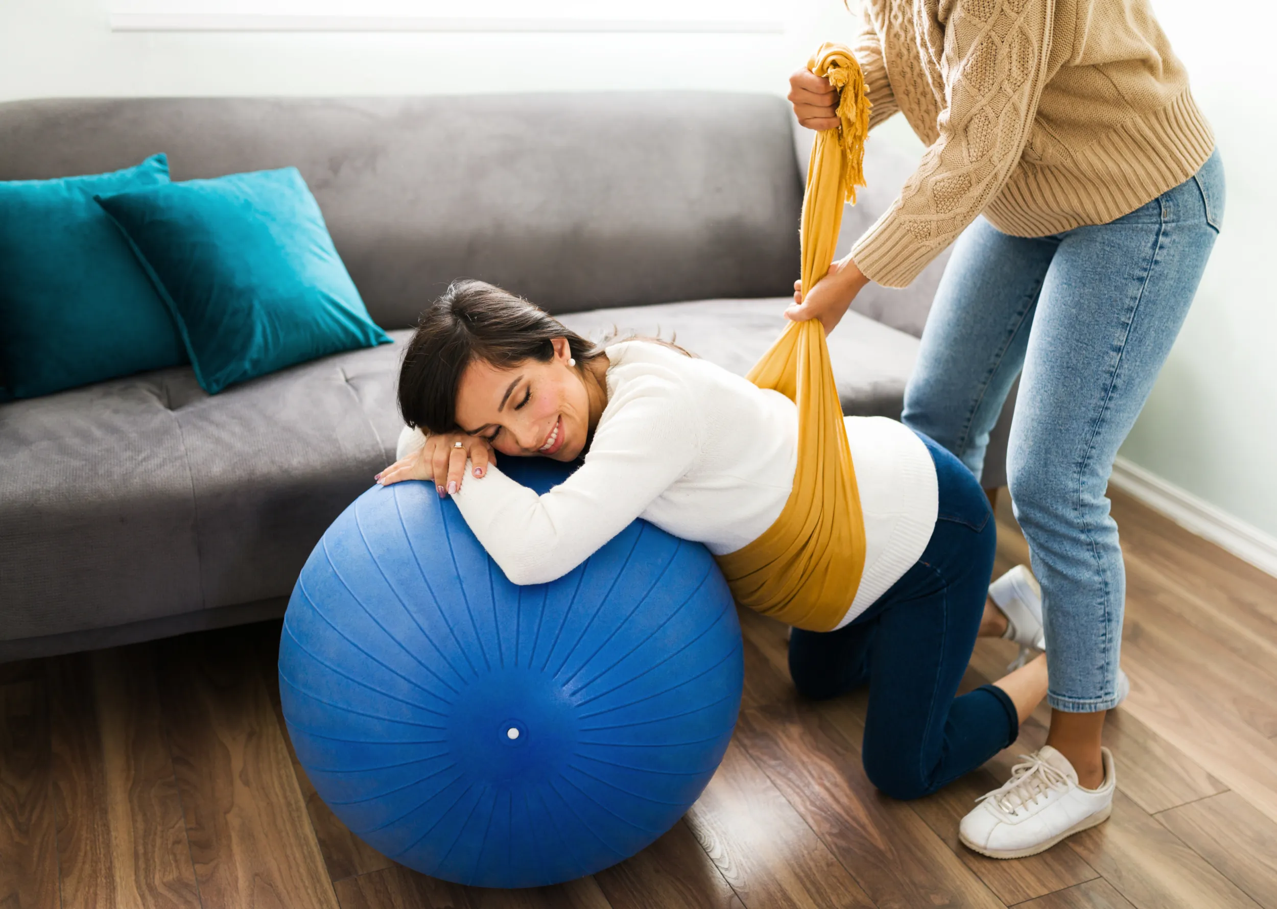 Dula podporující těhotnou ženu